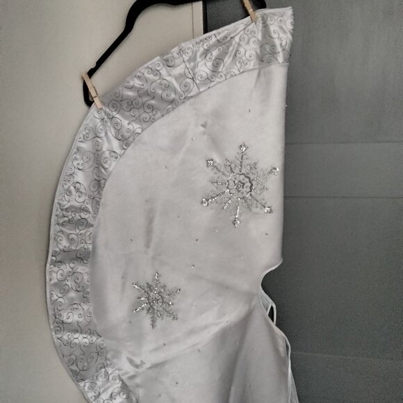 New Silver Beaded/Sequined Snowflake Tree Skirt - Picture 1 of 12